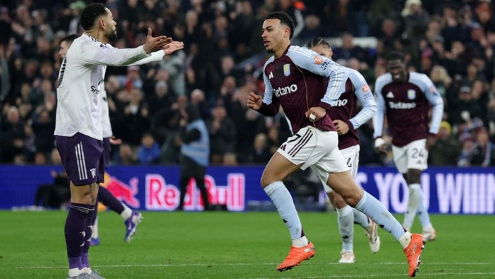 Morgan Rogers merayakan gol kedua Aston Villa ke gawang Manchester United, memastikan kemenangan 2-1 di Villa Park, Minggu (21/12/2025).