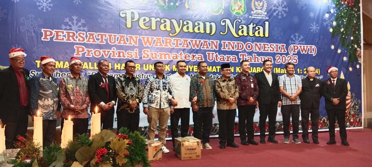 Suasana Perayaan Natal PWI Sumatera Utara 2025 di Hotel Danau Toba Internasional, Medan, berlangsung khidmat dan penuh sukacita, sekaligus diwarnai penyerahan bantuan bagi wartawan terdampak bencana.