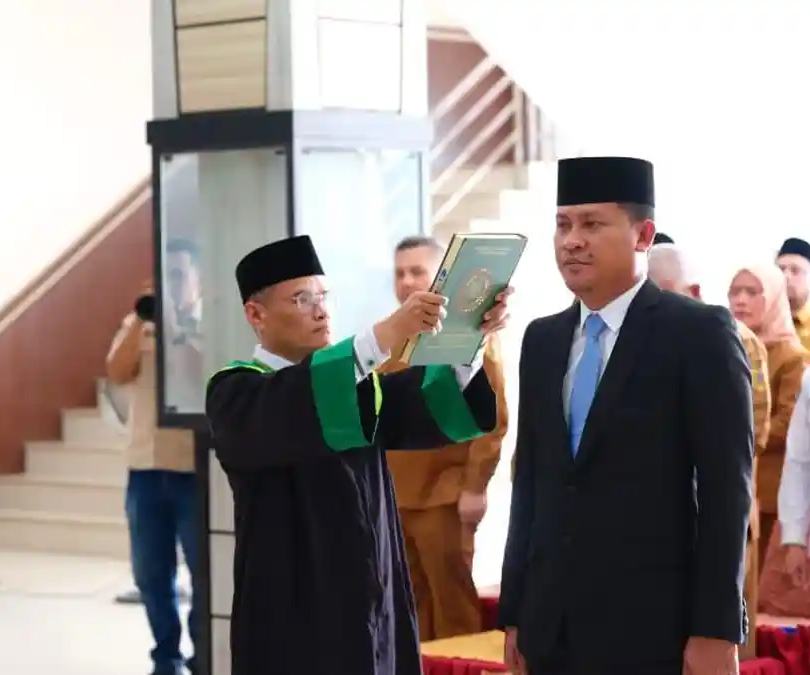 M Reza Pahlevi Nasution mengucapkan sumpah jabatan saat dilantik sebagai Sekretaris Daerah Kabupaten Labuhanbatu Selatan, Senin (22/12/2025).