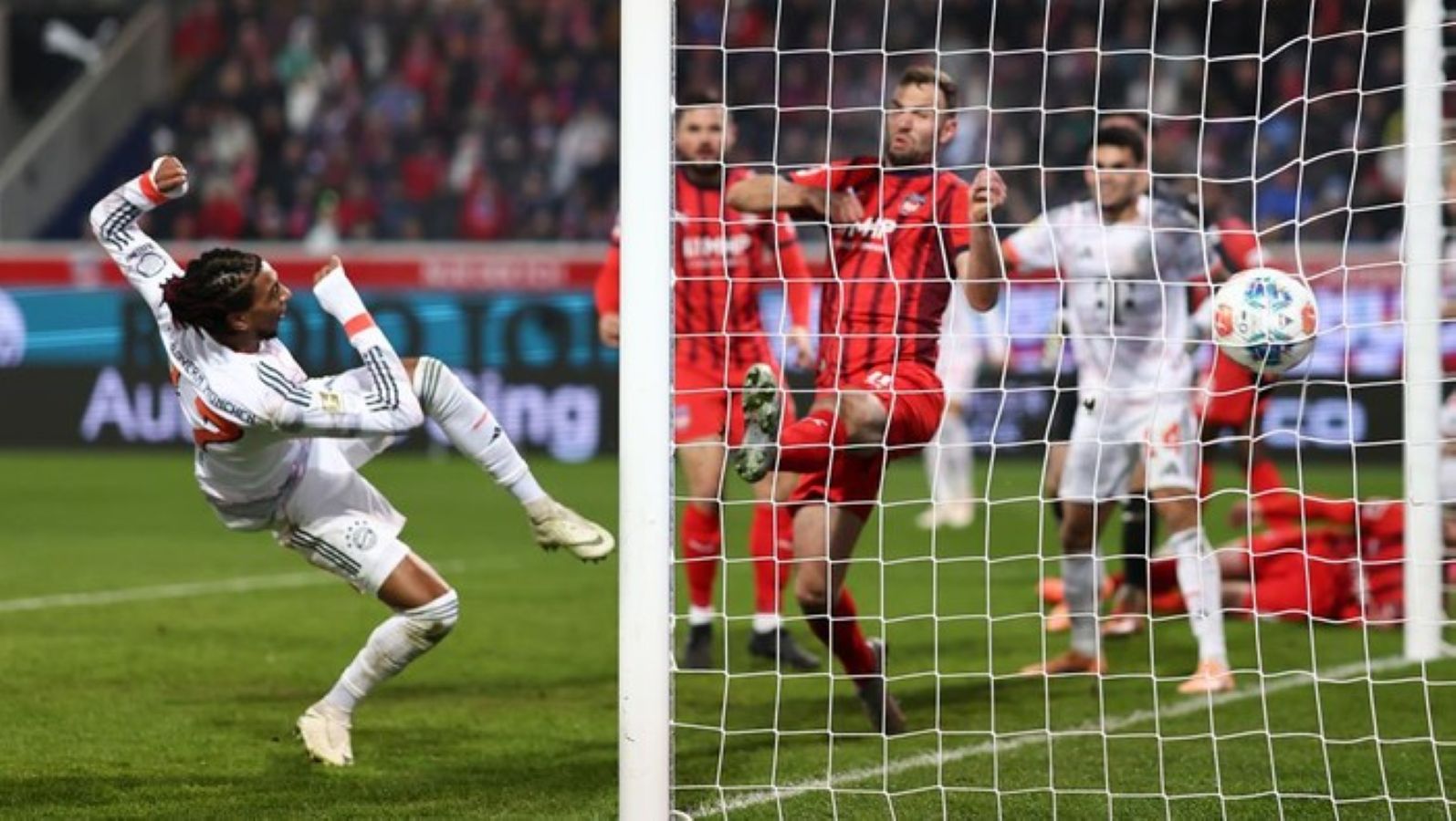 Pemain Bayern Munich merayakan gol ke gawang Heidenheim pada laga Bundesliga di Voith-Arena, Minggu (21/12/2025) dini hari WIB.