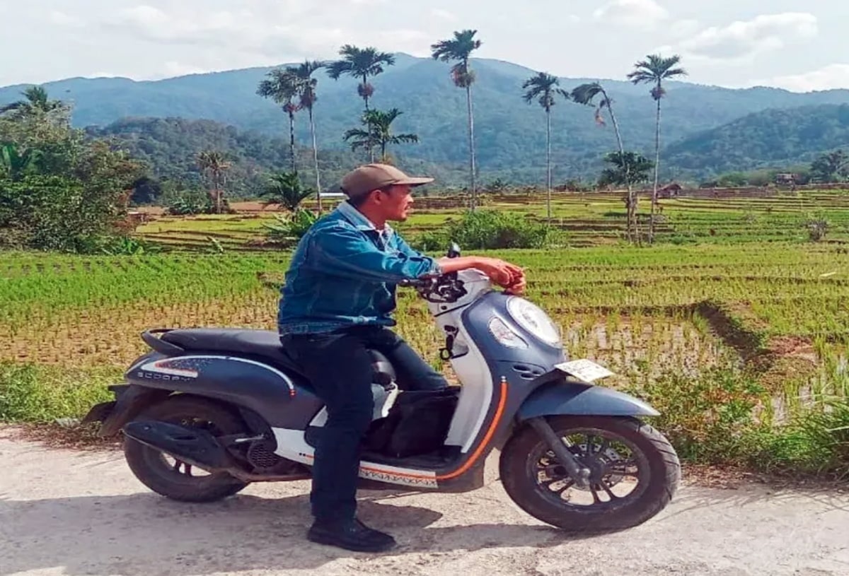 Mora Sofyan Lubis, Business Assistant Koperasi di Mandailing Natal, saat melakukan pendampingan koperasi di desa terpencil dengan akses jalan ekstrem.