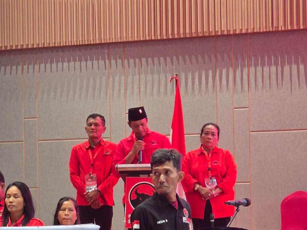 Peri Edisonta Sembiring (tengah) usai ditetapkan sebagai Ketua DPC PDI Perjuangan Kabupaten Karo periode 2025&ndash;2030 dalam Konfercab di Samosir.