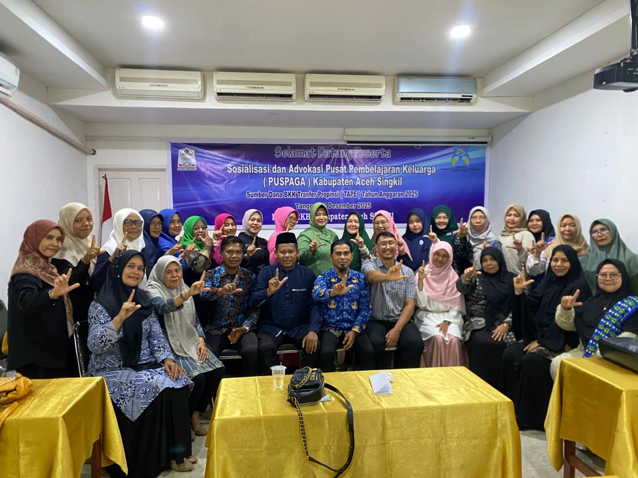 Peserta dan narasumber berfoto bersama usai kegiatan Sosialisasi PUSPAGA yang digelar DP3AP2KB Aceh Singkil di Aula Hotel Alviya, Jumat (19/12/2025).