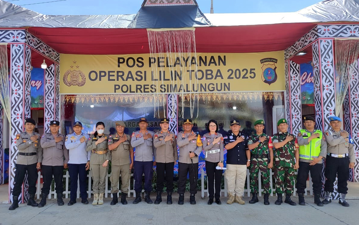 Petugas berjaga di Pos Pelayanan Khusus Polres Simalungun di pintu Tol Simpang Panei untuk mengamankan arus mudik Natal dan Tahun Baru.
