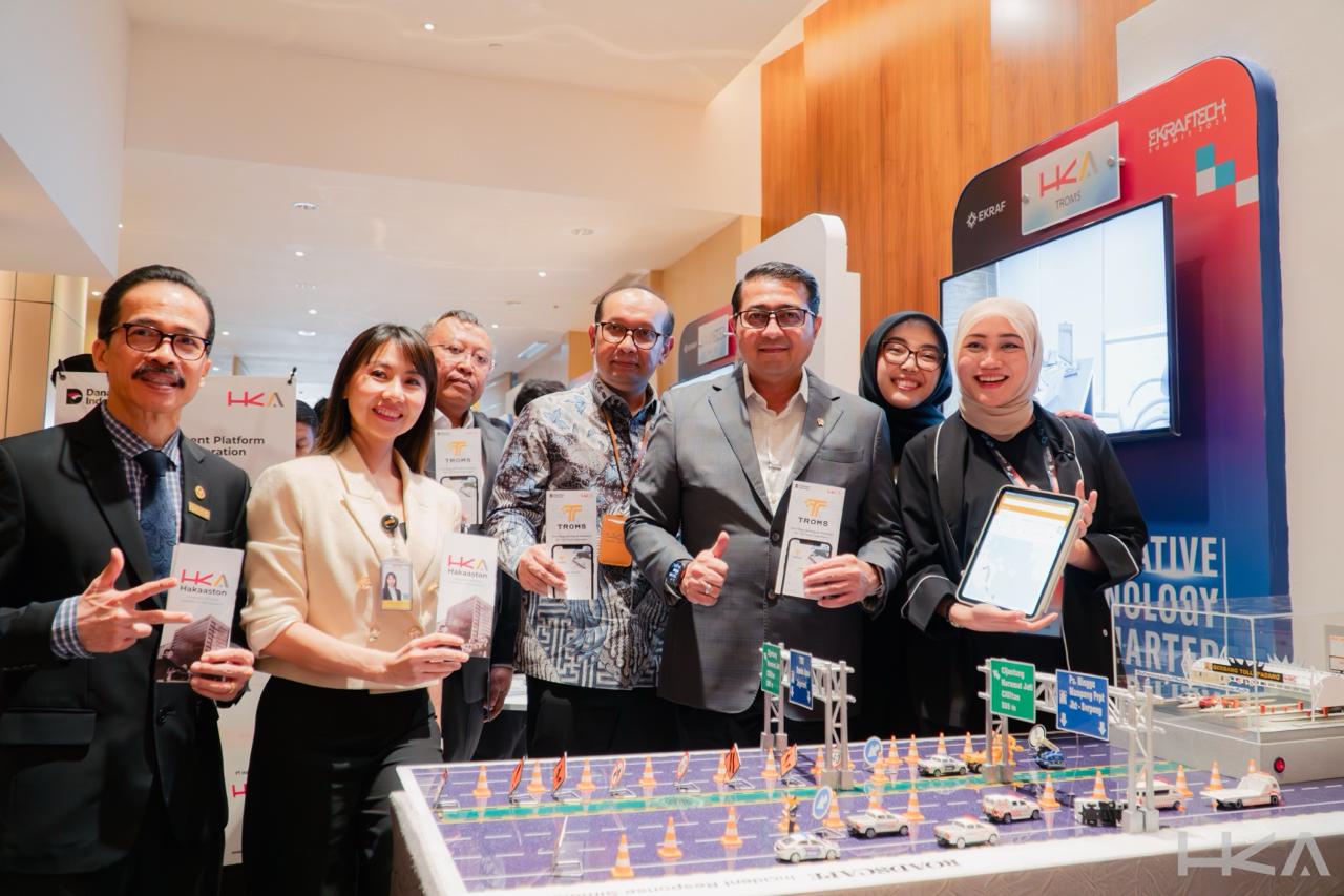Plt. Direktur Utama PT Hakaaston M. Rozi Rinjayadi (kanan) memperkenalkan sistem TROMS di booth HKA pada ajang Ekraftech 2025 di Jakarta, Desember 2025.