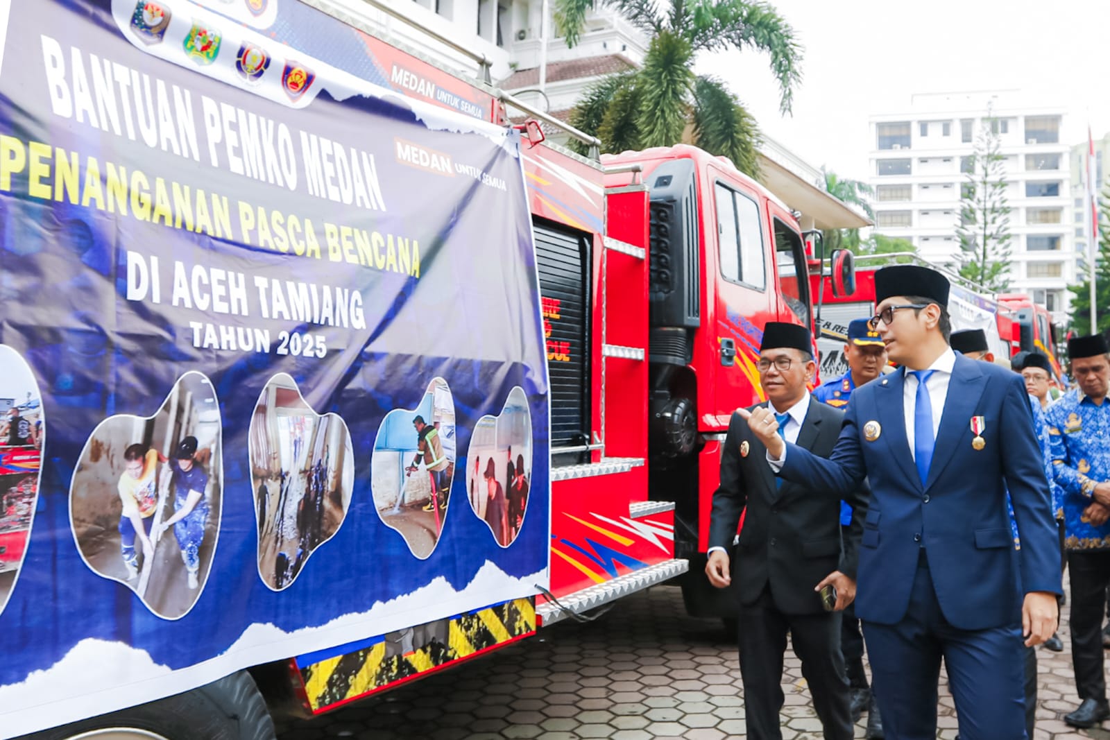 Plt Kepala Dinas Damkarmat Medan Wandro Abadi Agnellus Malau memimpin pemberangkatan armada pemadam kebakaran untuk membantu pembersihan pascabanjir di Aceh Tamiang.