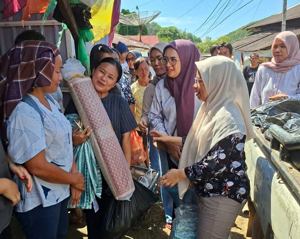 Sekretaris TP PKK Kota Sibolga Ny. Dini Ade Putra Lubis menyerahkan bantuan kemanusiaan kepada warga Kecamatan Sitahuis, Kabupaten Tapanuli Tengah, korban banjir dan longsor.