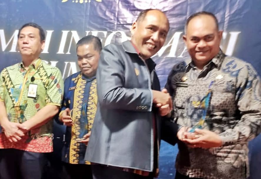 Kadis Kominfo Simalungun Andri Rahadian menerima KI Award 2025 kategori Informatif dari Komisi Informasi Sumut di Medan, Kamis (18/12).