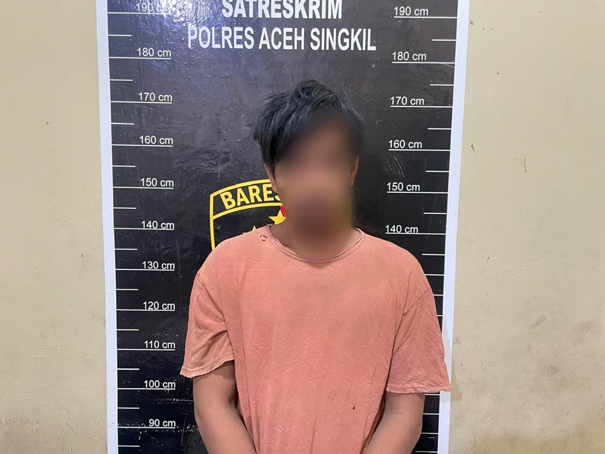 Terduga pelaku RA diamankan petugas di Mapolres Aceh Singkil setelah terlibat pencurian dengan kekerasan di Perumahan BRR Pulo Sarok.