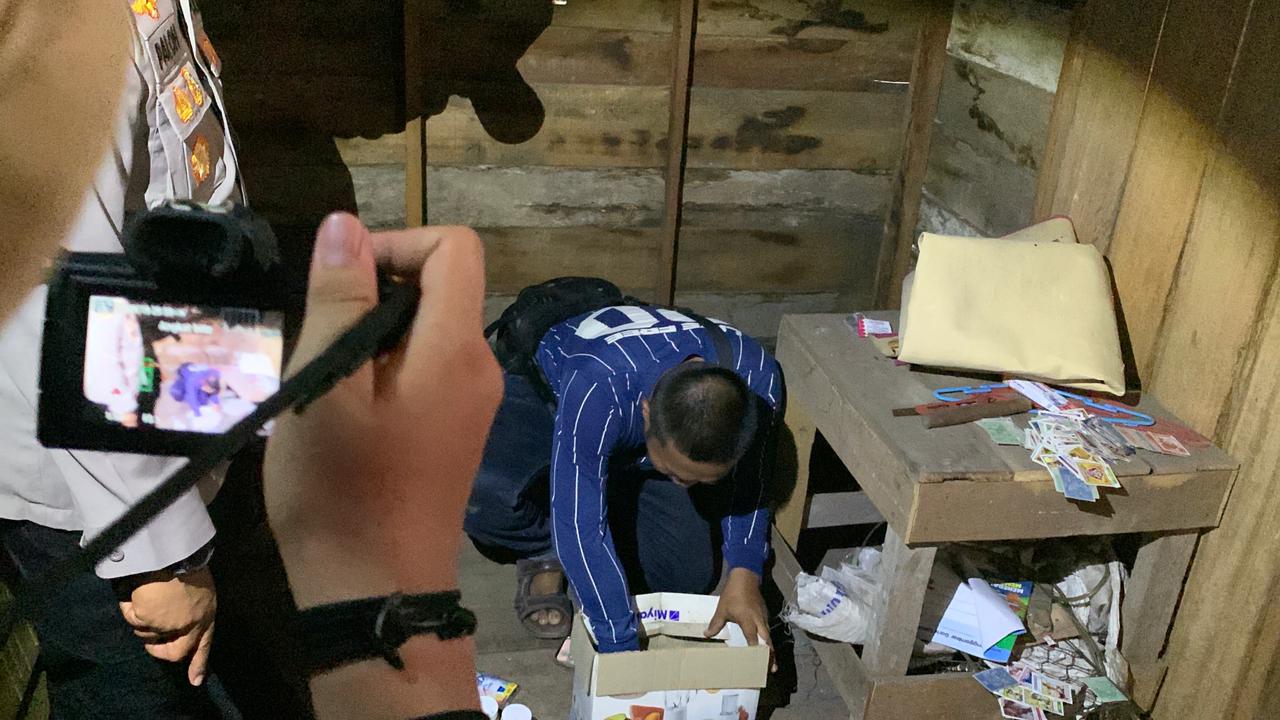 Tim gabungan Polda Sumut, Polres Madina, TNI, dan masyarakat melakukan penggeledahan rumah warga saat operasi pemberantasan narkoba di Desa Singkuang, Mandailing Natal.