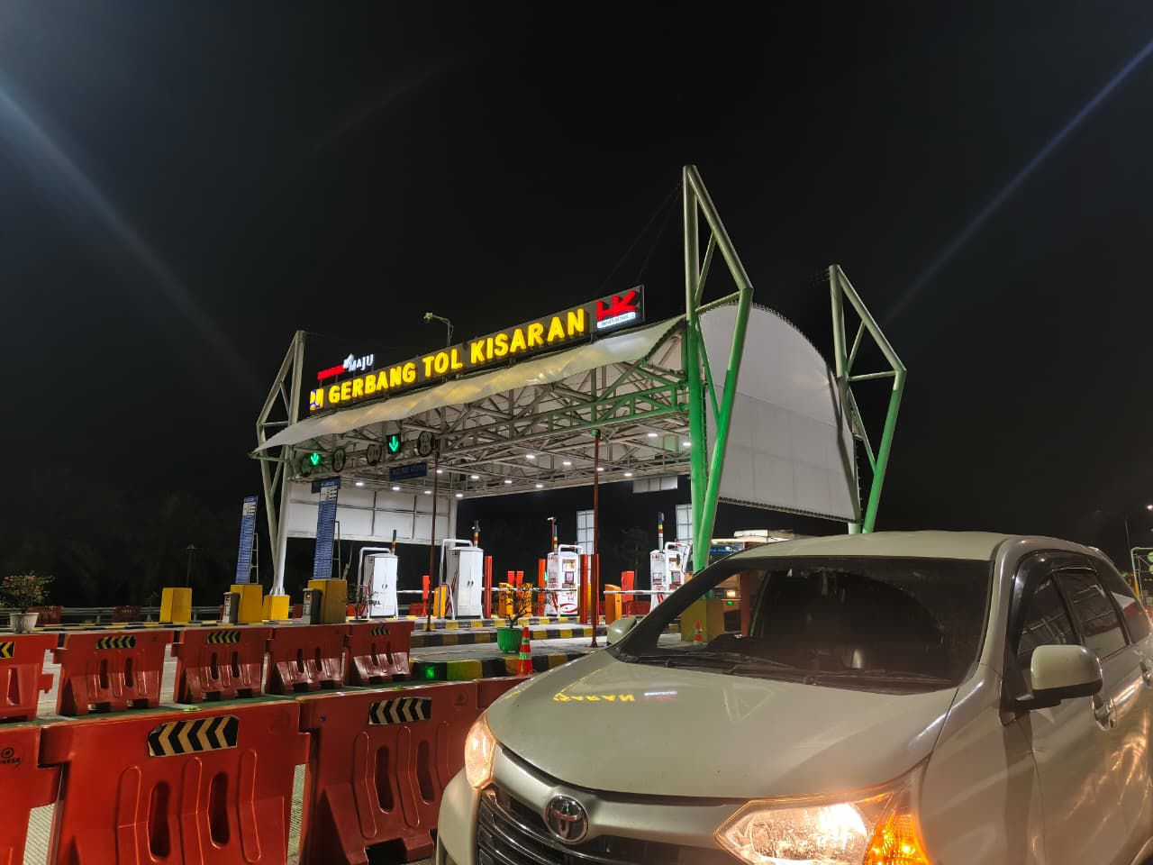 Arus kendaraan memadati salah satu ruas Jalan Tol Trans Sumatera saat libur Natal 2025 dan Tahun Baru 2026, Minggu (21/12/2025).