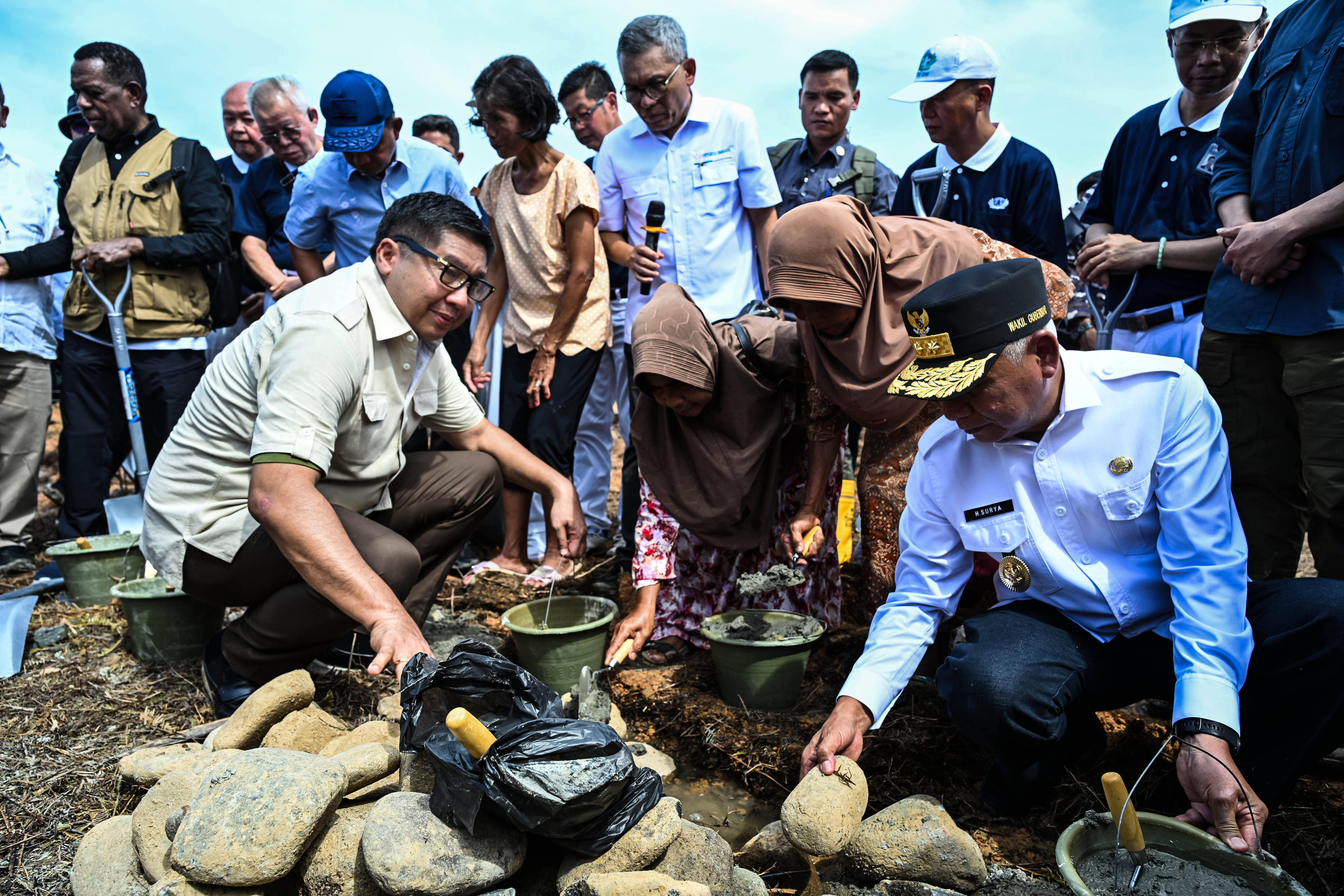 Wagub Sumut Surya bersama Menteri PKP Maruarar Sirait dan Mendagri Tito Karnavian melakukan groundbreaking Huntap tahap awal bagi korban banjir dan longsor Sumut.