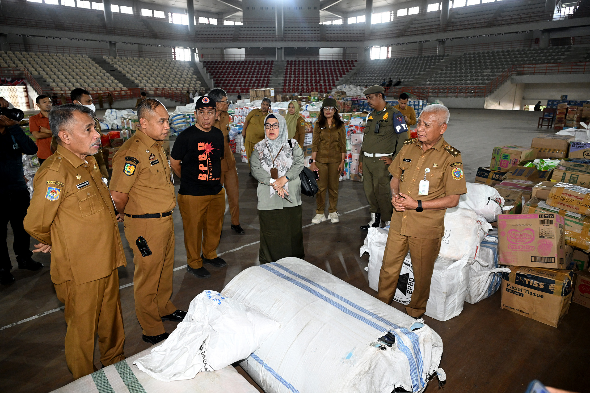 Wakil Gubernur Sumatera Utara (Sumut) Surya didampingi sejumlah OPD Pemprov Sumut meninjau gudang logistik bencana di Gedung Serbaguna Pemprov, Jalan Willem Iskandar, Senin (22/12/2025).