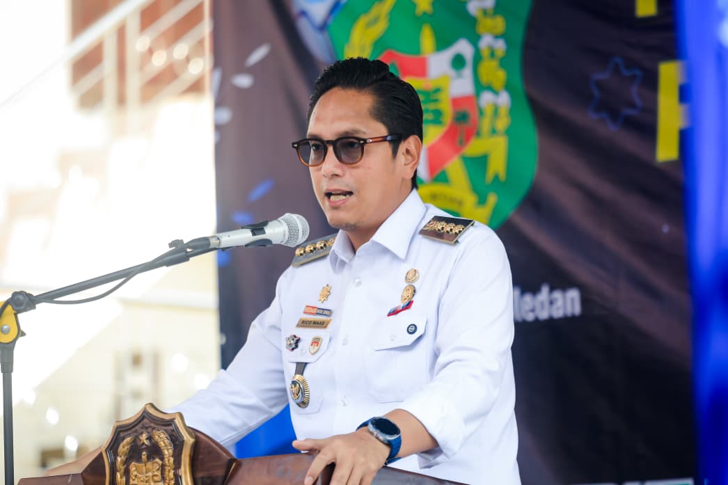 Wali Kota Medan Rico Waas memberikan keterangan terkait penyaluran bantuan 30 ton beras dari Red Crescent UEA melalui organisasi kemanusiaan MDMC.