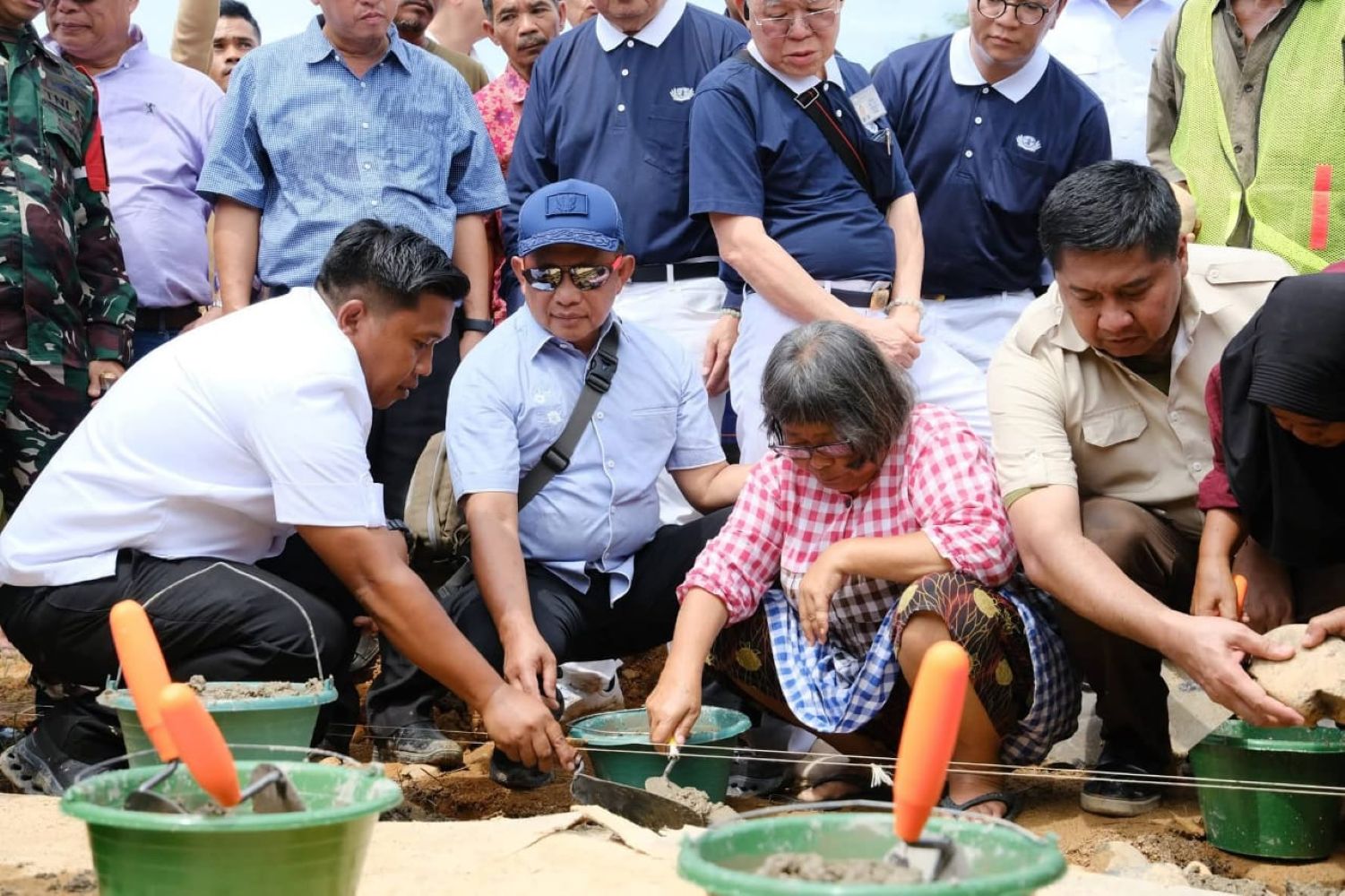 Wali Kota Sibolga Akhmad Syukri Nazry Penarik bersama Menteri PKP RI Maruarar Sirait dan Menteri Dalam Negeri Tito Karnavian saat groundbreaking pembangunan 200 hunian tetap di Sibolga, Minggu.