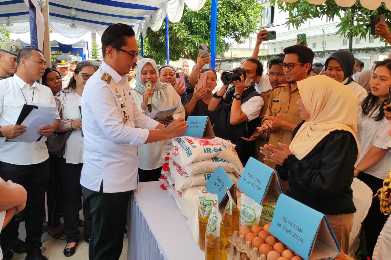 Warga memadati salah satu titik Pasar Murah Pemko Medan untuk membeli kebutuhan pokok bersubsidi menjelang Natal dan Tahun Baru 2026.
