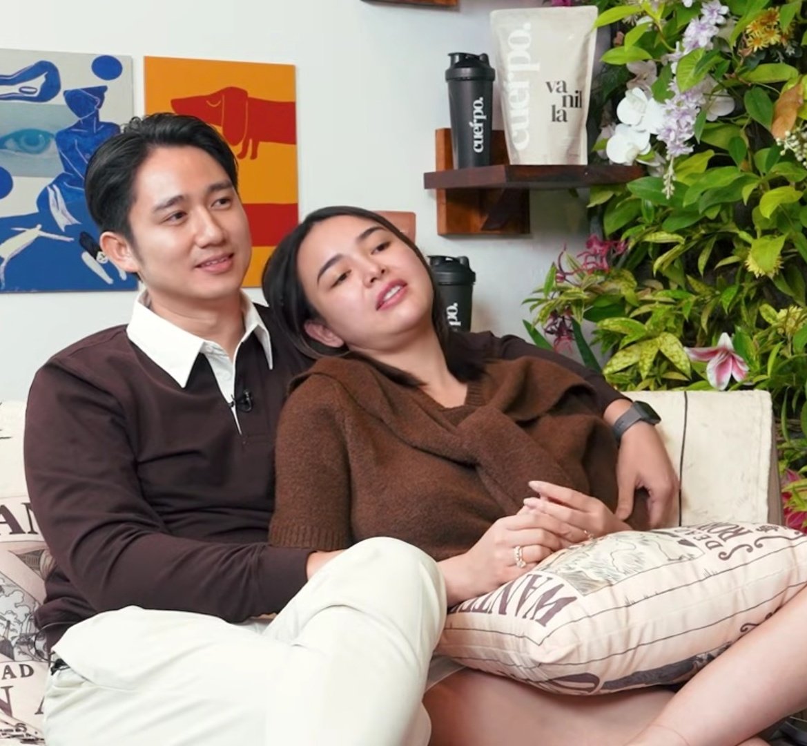 Amanda Manopo dan Kenny Austin saat menghadiri sebuah acara. Pasangan ini kini tengah menantikan kelahiran anak pertama.