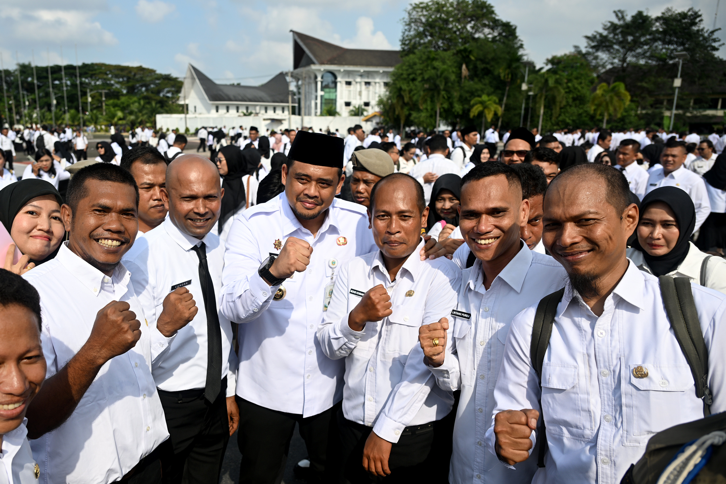 Gubernur Sumatera Utara Bobby Nasution didampingi Kepala BKD dan sejumlah pimpinan OPD saat apel penyerahan SK PPPK Paruh Waktu di Lapangan Astaka, Jalan Pancing, Deliserdang, Rabu (24/12/2025).