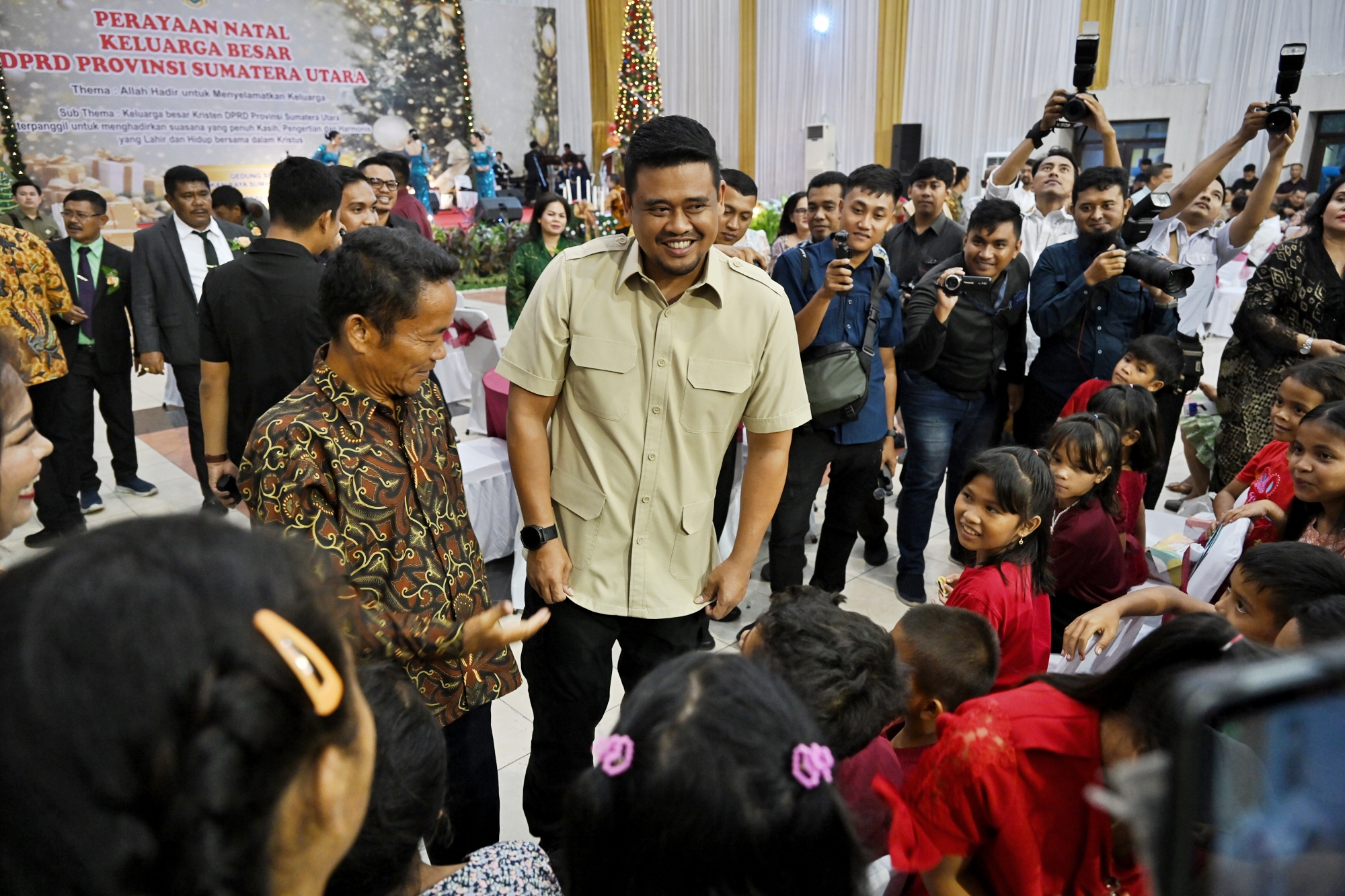 Gubernur Sumatera Utara Muhammad Bobby Nasution didampingi Wakil Gubernur Sumut Surya dan Pj Sekda Provinsi Sumut Sulaiman Harahap menghadiri Perayaan Natal DPRD Sumut di Gedung Serbaguna.