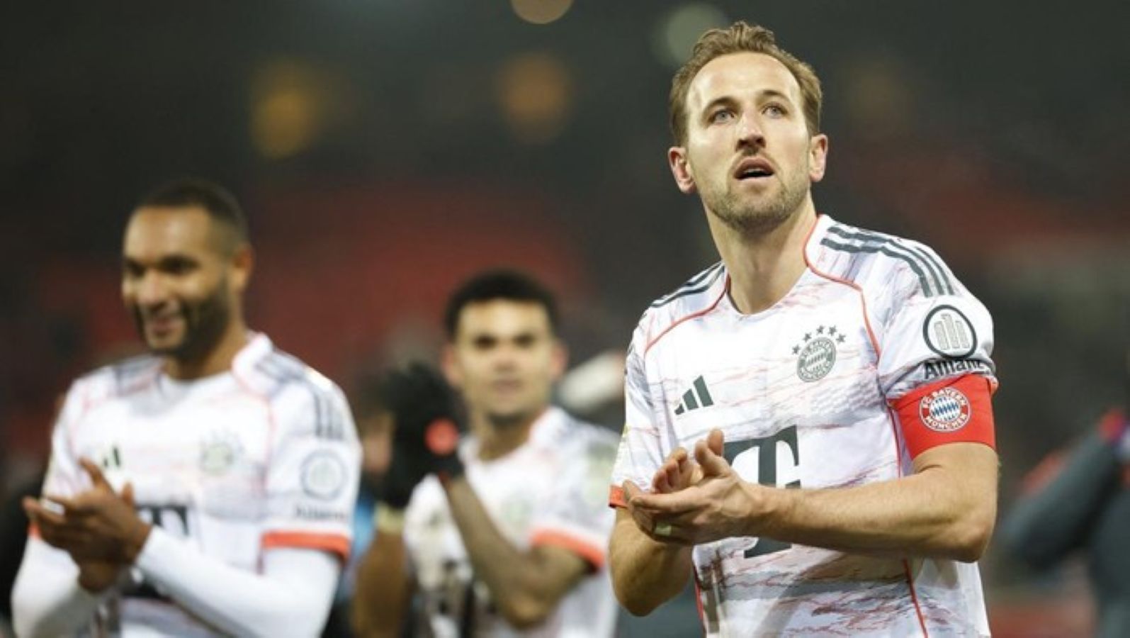 Harry Kane merayakan golnya bersama pemain Bayern Munich. Kane menutup 2025 dengan rekor 100 kontribusi gol di Bundesliga.
