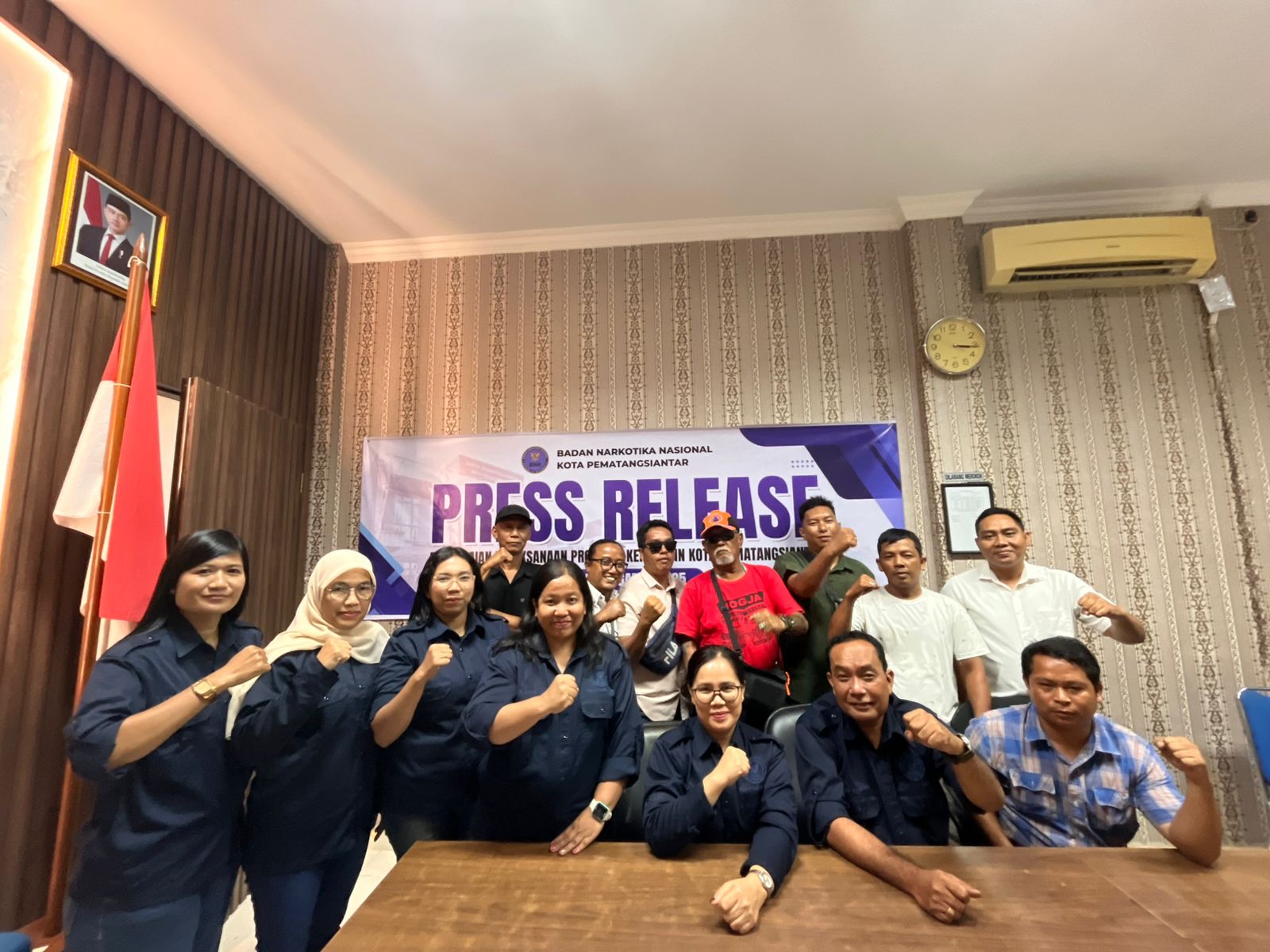 Kepala BNN Kota Pematangsiantar dan jajaran saat press release di Kantor BNN, Selasa (23/12).