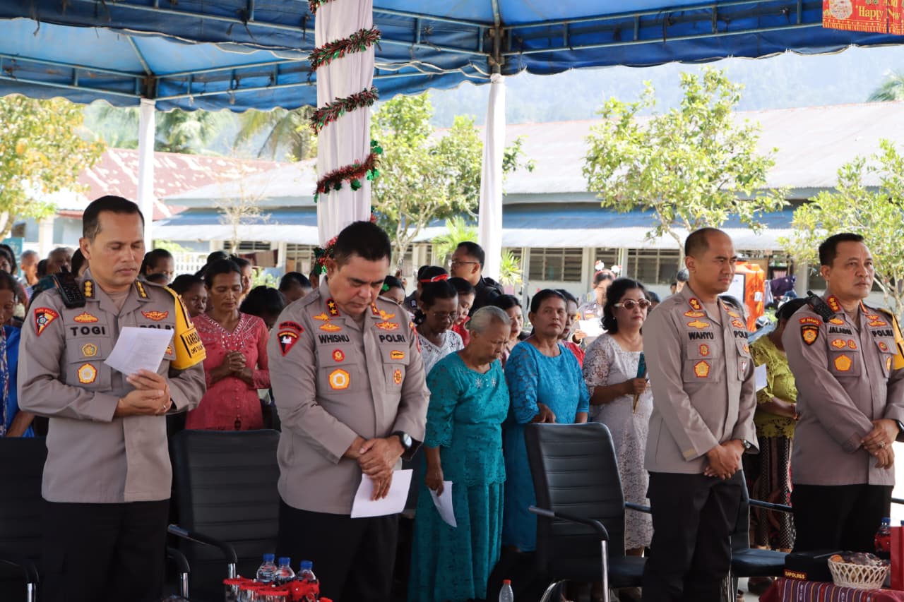 Kapolda Sumut Irjen Pol. Whisnu Hermawan Februanto saat merayakan Natal bersama pengungsi korban bencana alam di Posko SMAN 1 Tukka, Tapanuli Tengah.