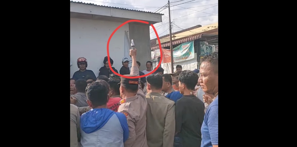 Kapolsek Bangun AKP R Simarmata saat mengendalikan situasi dan melepaskan tembakan peringatan di Kantor Pangulu Nagori Rambung Merah, Simalungun.
