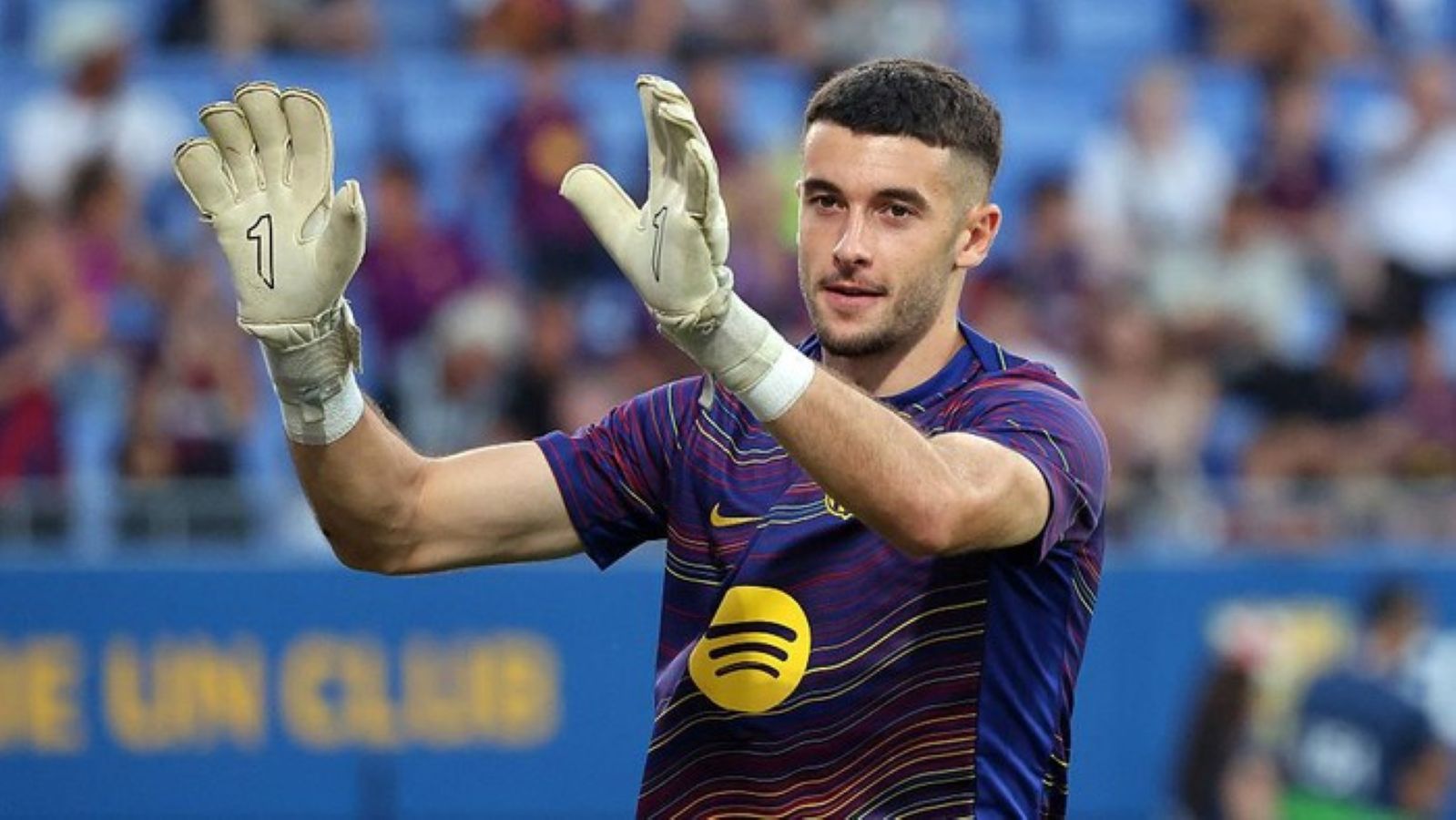 Kiper Barcelona Joan Garcia tampil impresif dengan sejumlah penyelamatan krusial saat menghadapi Villarreal di Stadion El Madrigal.