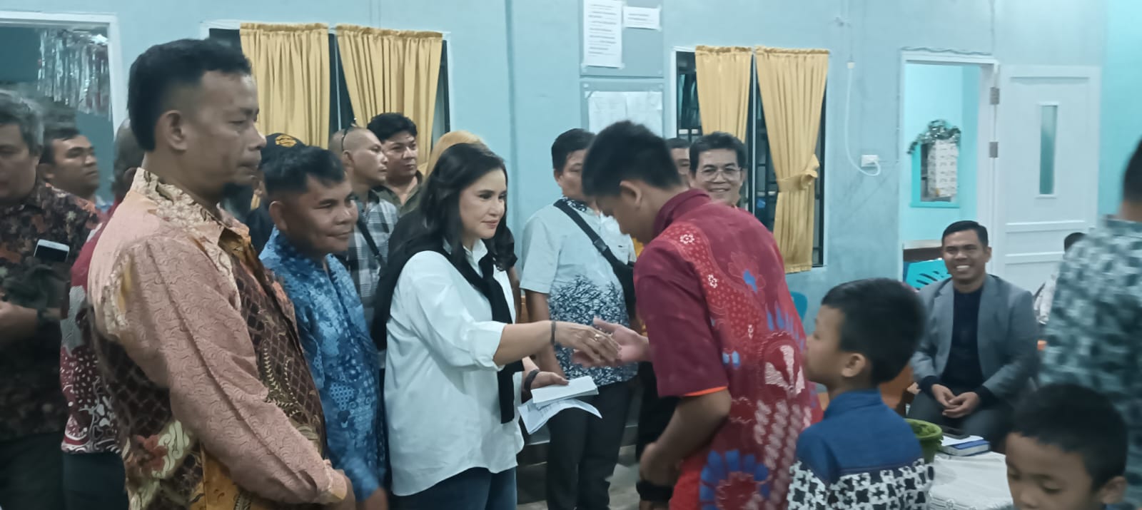 Panitia Natal FORWAKA Sumut berfoto bersama anak-anak Panti Asuhan Simpang Tiga Indonesia usai ibadah Natal yang dilanjutkan dengan makan.