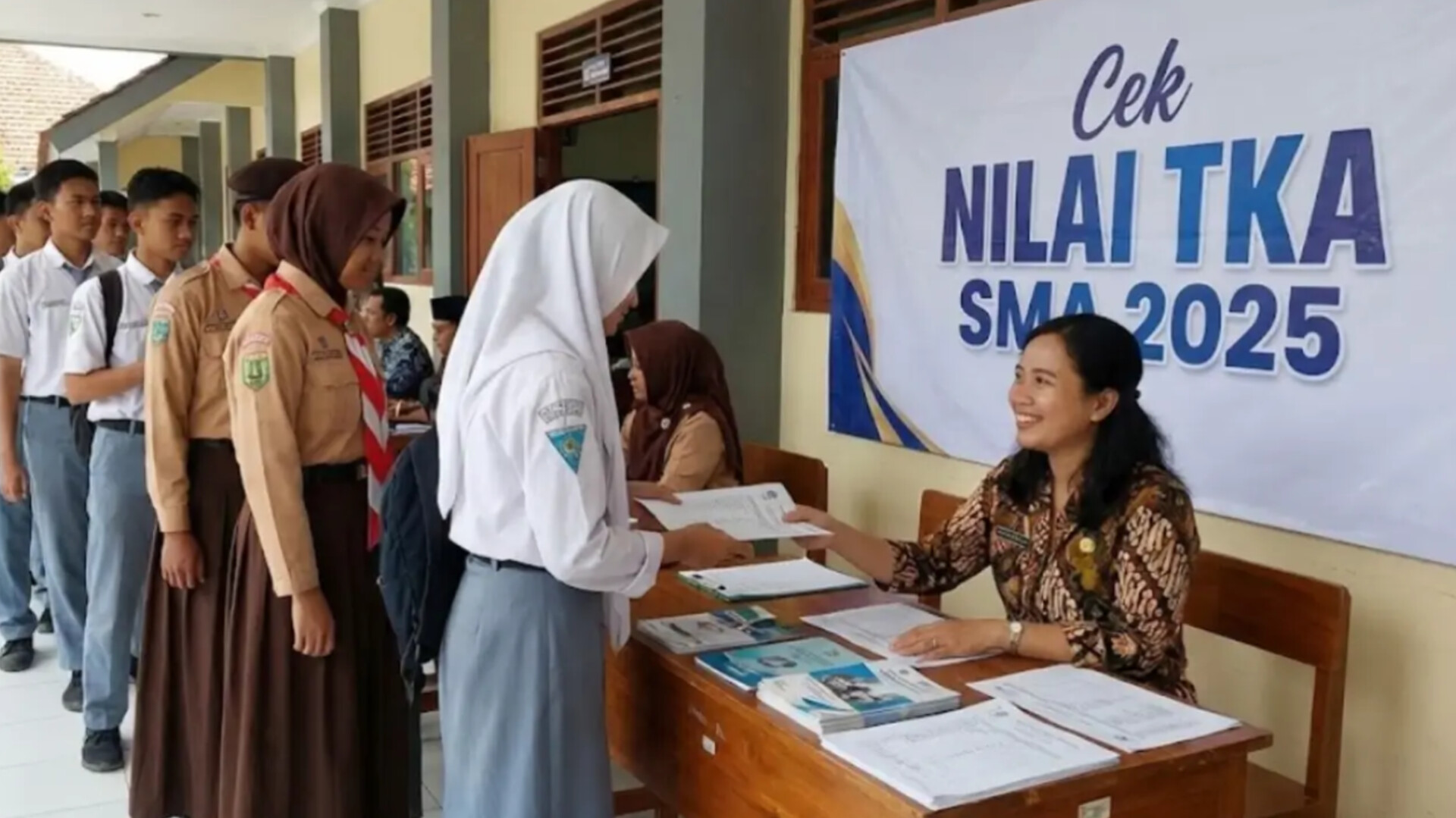Siswa mengecek hasil Tes Kemampuan Akademik (TKA) 2025 jenjang SMA/SMK di salah satu sekolah. Nilai Bahasa Inggris dan Matematika menjadi sorotan.