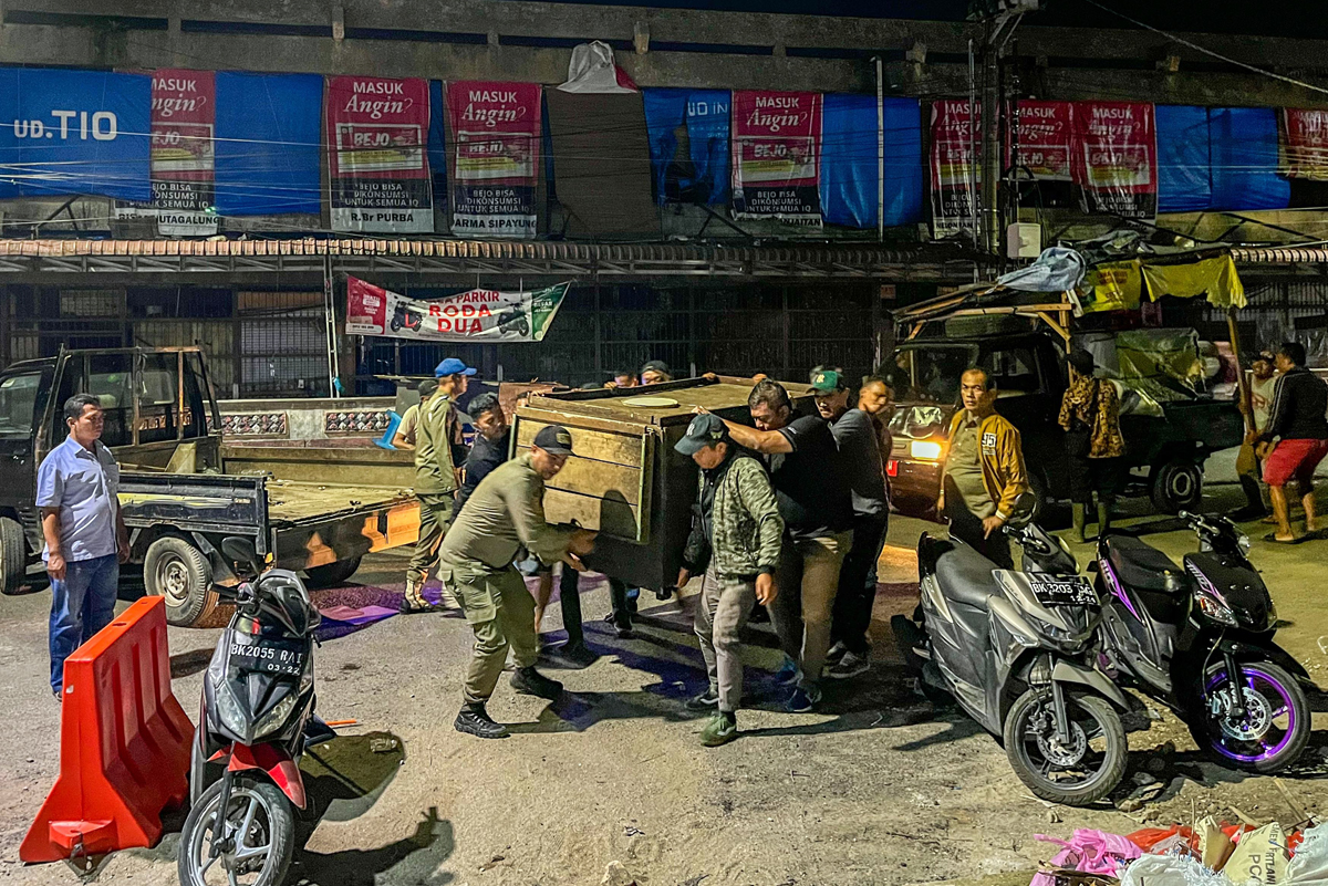 Pedagang memindahkan lapak dagang dari Jalan Merdeka ke kios darurat di eks Gedung IV Pasar Horas, Pematangsiantar.