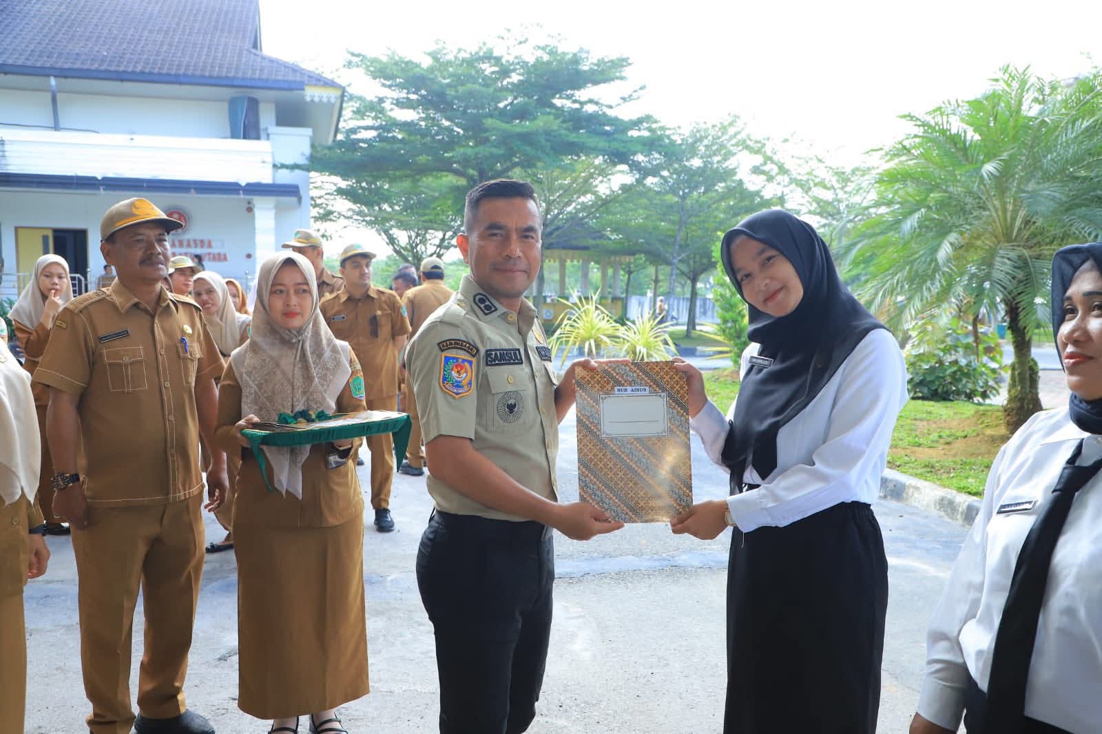 Wakil Bupati Labuhanbatu Utara Samsul Tanjung menyerahkan SK PPPK Paruh Waktu secara simbolis kepada perwakilan tenaga honorer. (