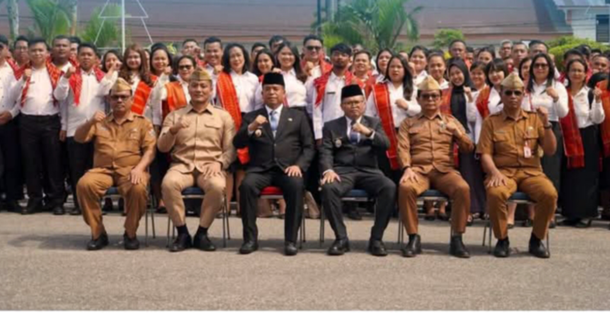 Bupati Karo Antonius Ginting menyerahkan SK PPPK Paruh Waktu kepada perwakilan pegawai di halaman Kantor Bupati Karo, Selasa (23/12/2025).