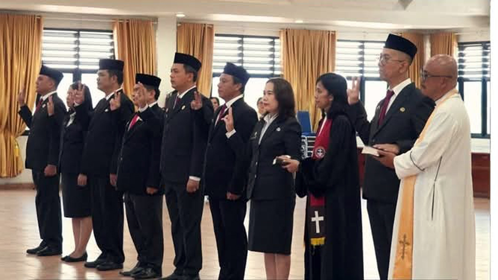 Bupati Karo Brigjen Pol (Purn) Dr. dr. Antonius Ginting saat melantik Pejabat Pimpinan Tinggi Pratama di Aula Kantor Bupati Karo, Selasa (23/12/2025).