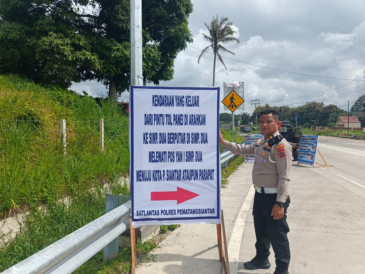 Pemasangan rambu petunjuk arah oleh Sat Lantas Polres Pematangsiantar untuk kelancaran arus Natal dan Tahun Baru.
