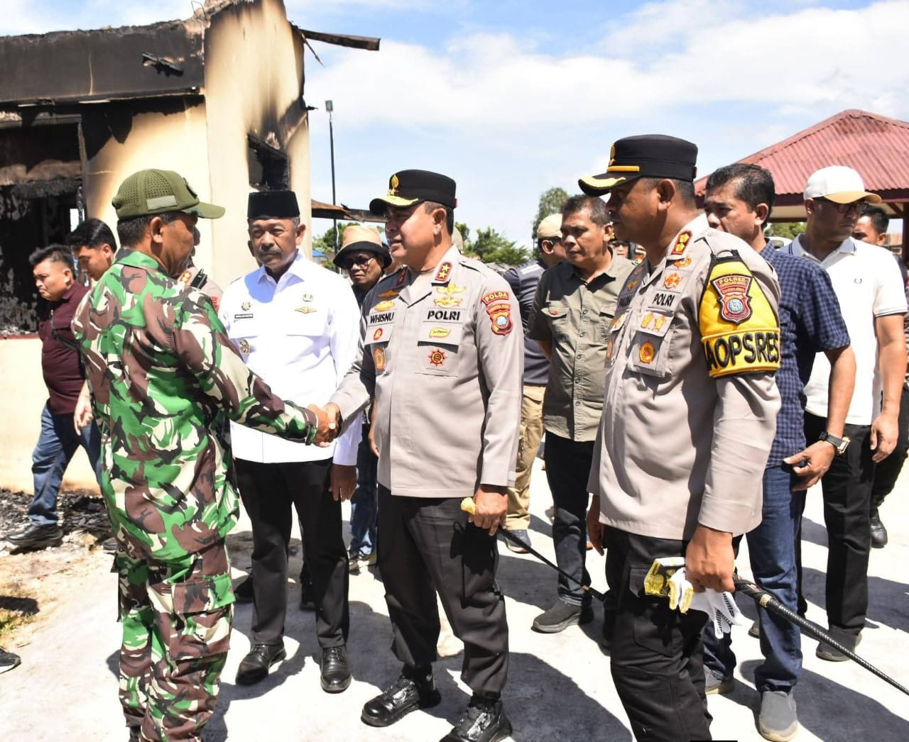 Bupati Mandailing Natal Saipullah Nasution bersama Kapolda Sumut Irjen Pol. Whisnu Hermawan Februanto saat meninjau Polsek Muara Batang Gadis.