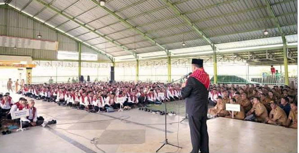 Bupati Karo Antonius Ginting menandatangani naskah pengukuhan perpanjangan masa jabatan anggota BPD Kabupaten Karo, Selasa (23/12/2025).