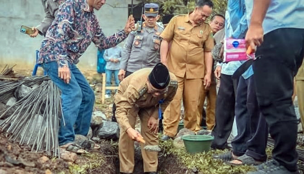 Wali Kota Padangsidimpuan Letnan Dalimunthe melakukan peletakan batu pertama pembangunan Masjid Babus Salam di Kelurahan Lubuk Raya, Kecamatan Padangsidimpuan Hutaimbaru.