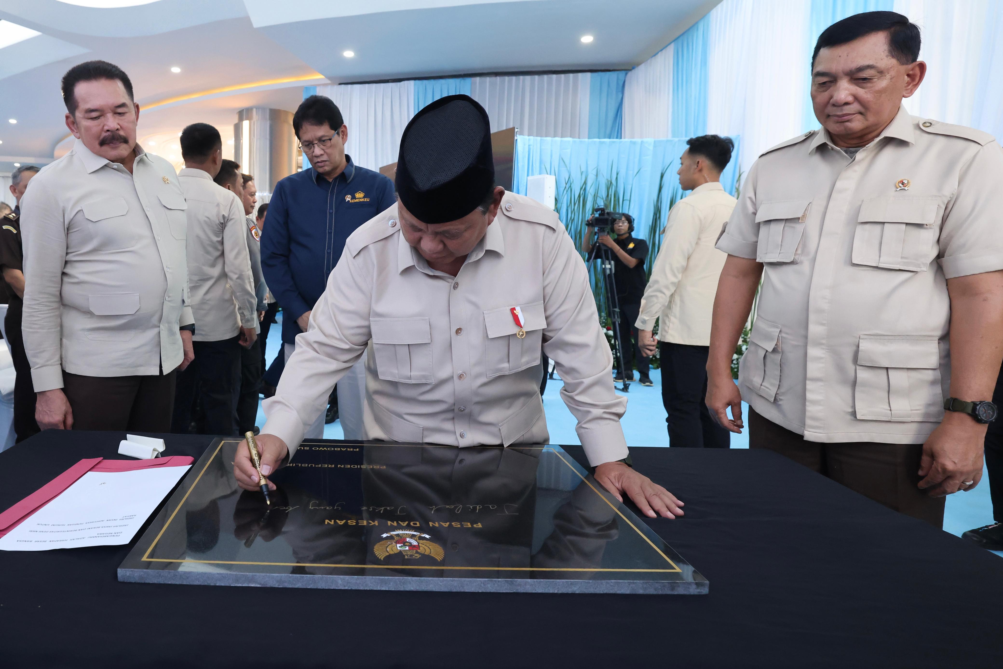 Jaksa Agung ST Burhanuddin bersama Presiden Prabowo Subianto saat konferensi pers terkait temuan indikasi korporasi penyebab banjir di Sumatera, di Gedung Kejaksaan Agung, Jakarta.