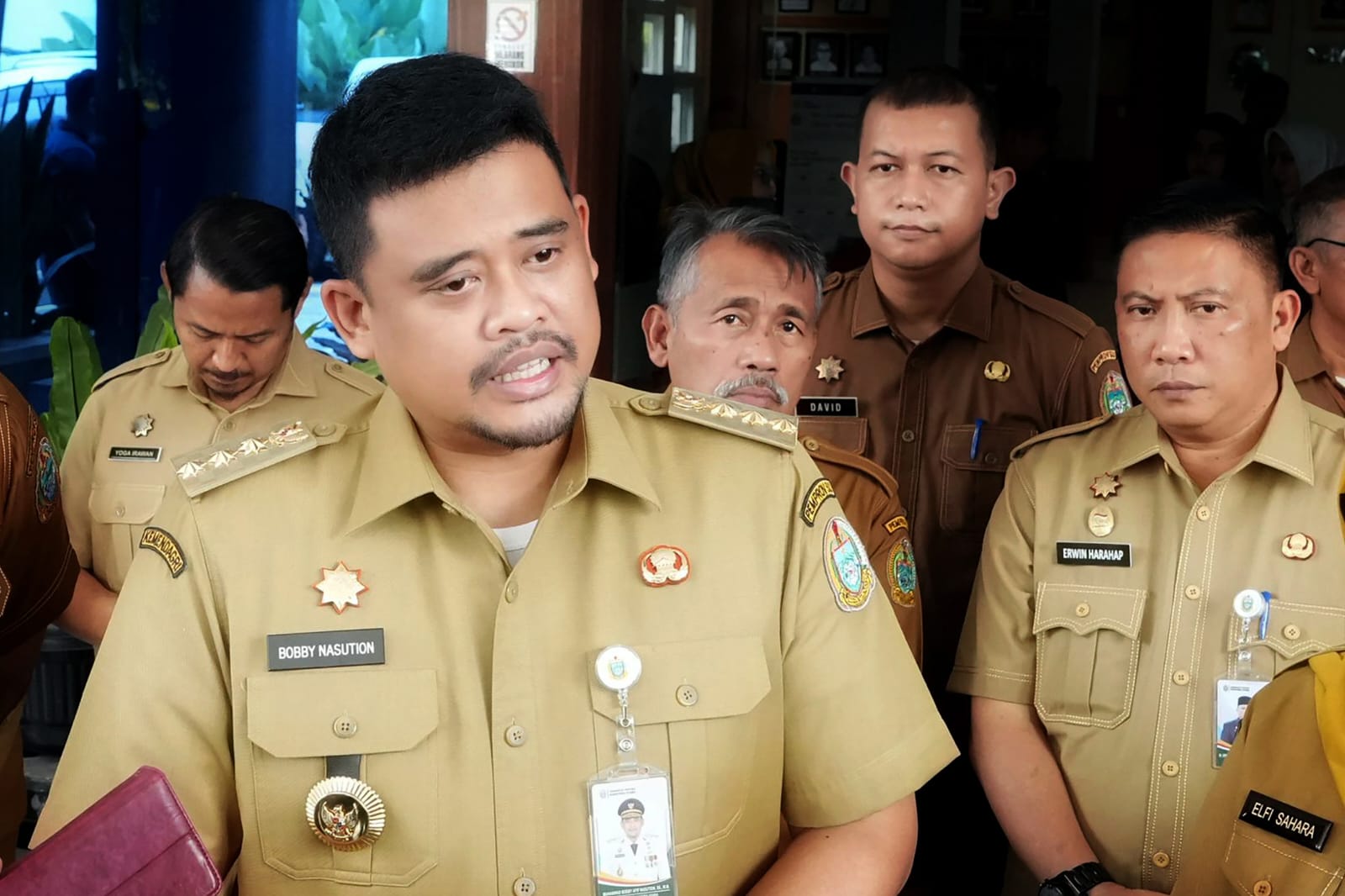 Kepala Dinas Komunikasi dan Informatika (Kominfo) Sumut Erwin Hotmansah Harahap mendampingi Gubernur Sumatera Utara Muhammad Bobby Afif Nasution saat memberikan keterangan kepada wartawan di Medan.