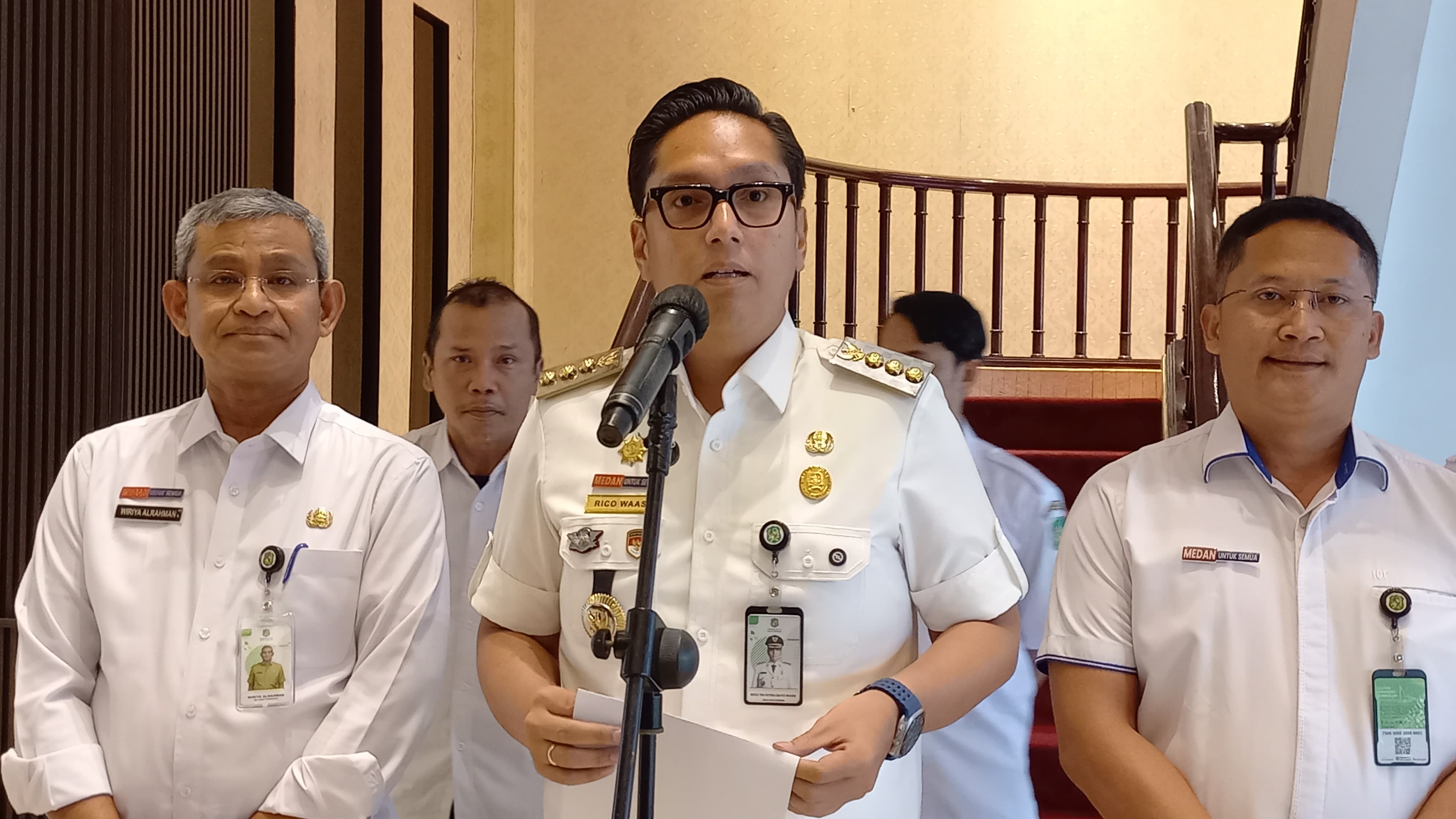 Wali Kota Medan Rico Tri Putra Bayu Waas memberikan keterangan terkait usulan kenaikan UMK Medan Tahun 2026 usai rapat Dewan Pengupahan Kota Medan.