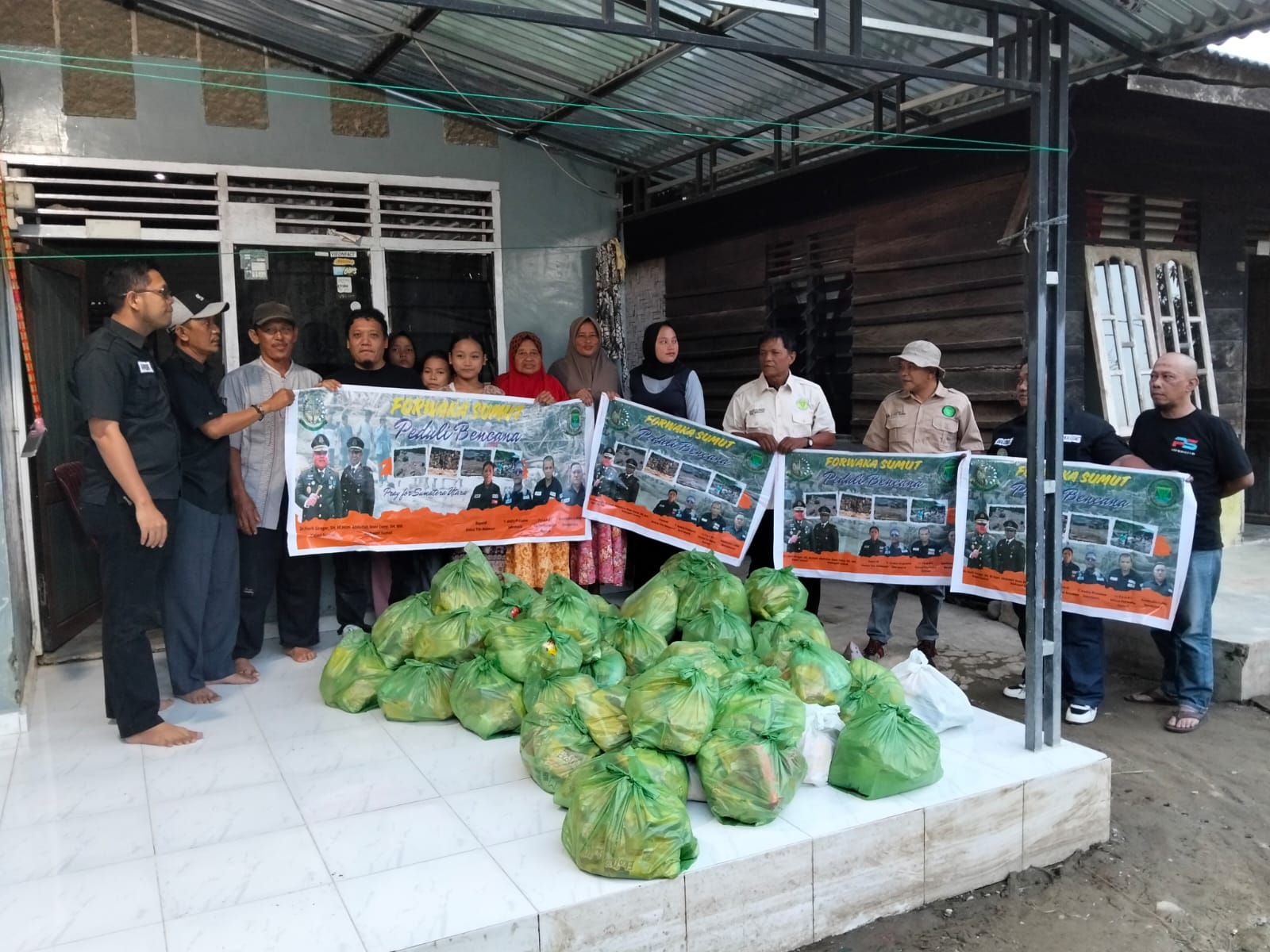 FORWAKA SUMUT turun langsung menyalurkan bantuan sembako dan pakaian layak pakai kepada korban bencana di Tanjung Pura dan Pangkalan Brandan, Kabupaten Langkat. Aksi nyata kemanusiaan.
