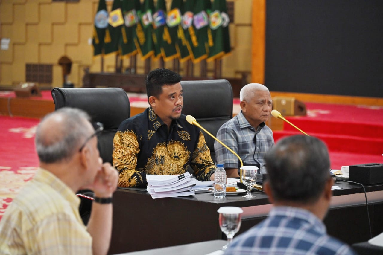 Gubernur Sumut Bobby Nasution didampingi Wakil Gubernur Surya dan Pj Sekdaprov Sulaiman Harahap mengikuti rapat daring pembahasan pembangunan hunian tetap pascabencana di Aula Tengku Rizal Nurdin.