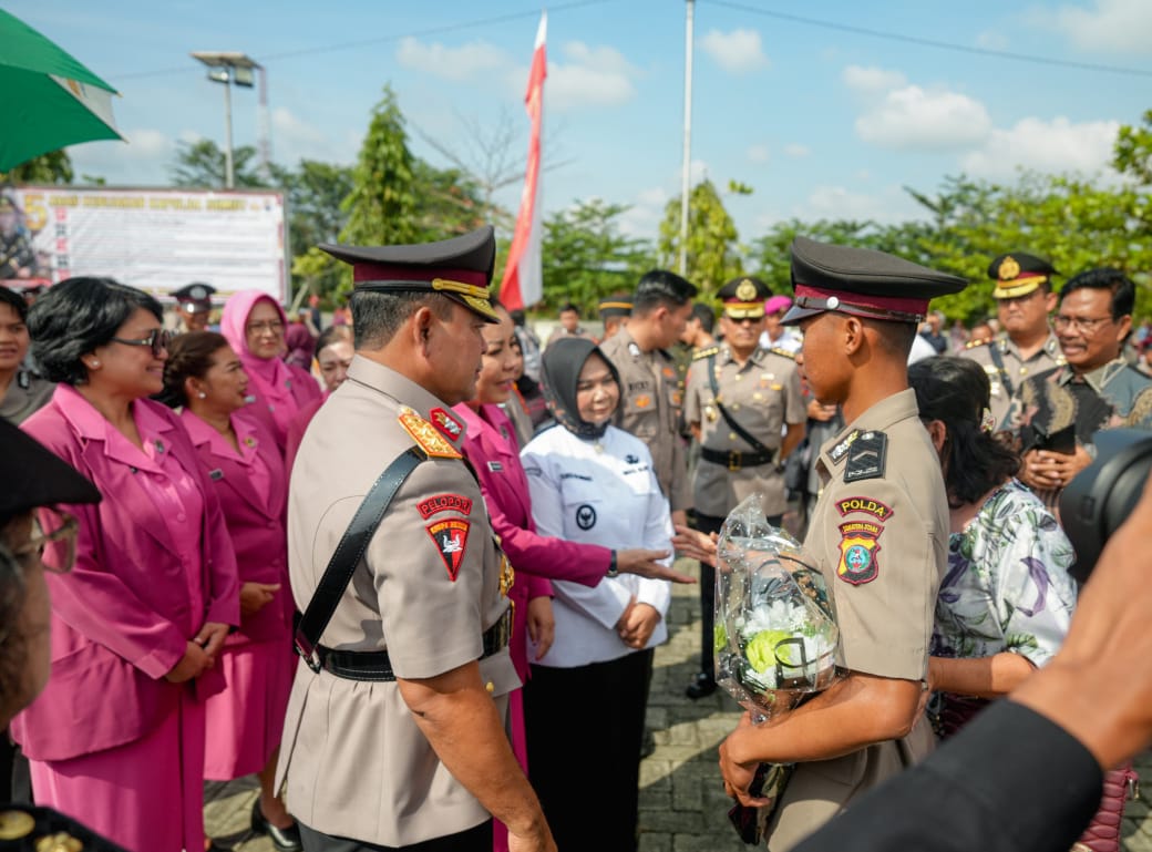 Kapolda Sumut Irjen Pol. Whisnu Hermawan Februanto memimpin Upacara Penutupan Pendidikan Pembentukan Bintara dan Tamtama Polri TA 2025 di SPN Hinai Polda Sumut, Kabupaten Langkat.