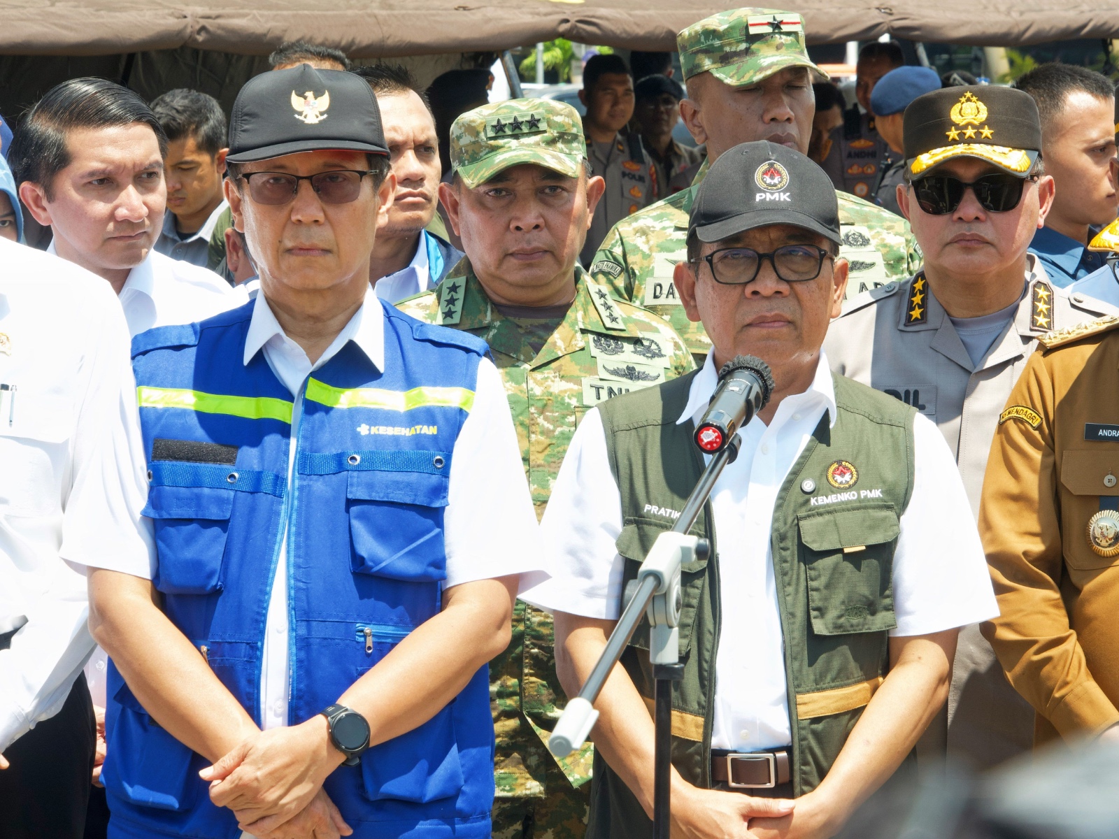 Menko PMK Pratikno saat memberikan keterangan pers usai meninjau lokasi banjir dan longsor di Banda Aceh, Rabu (25/12).
