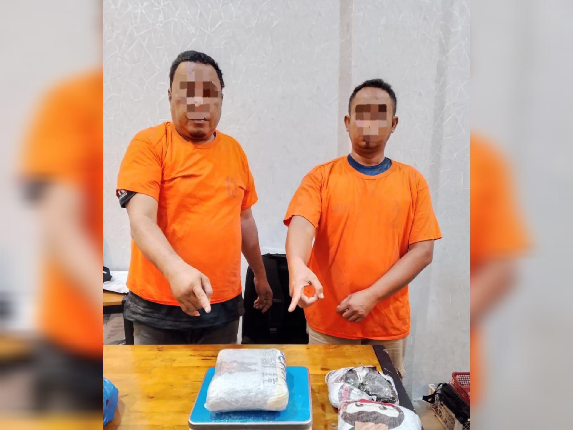 Tersangka kurir sabu menunjukkan barang bukti sabu seberat 2,7 kilogram yang diamankan di Kabupaten Deli Serdang.