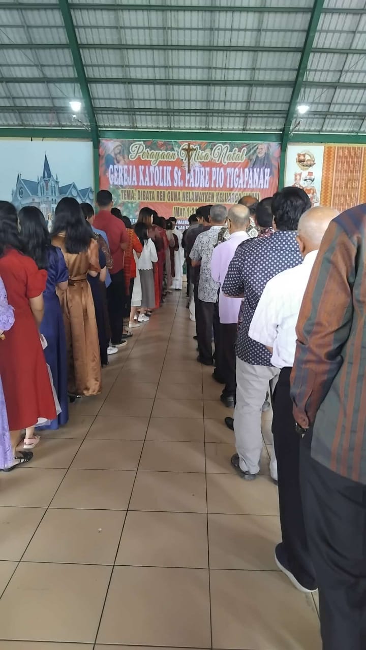 Umat Katolik mengikuti Perayaan Misa Natal Stasi Padre Pio Tigapanah di Jambur Gerga Tigapanah, Kabupaten Karo, Kamis (25/12/2025).
