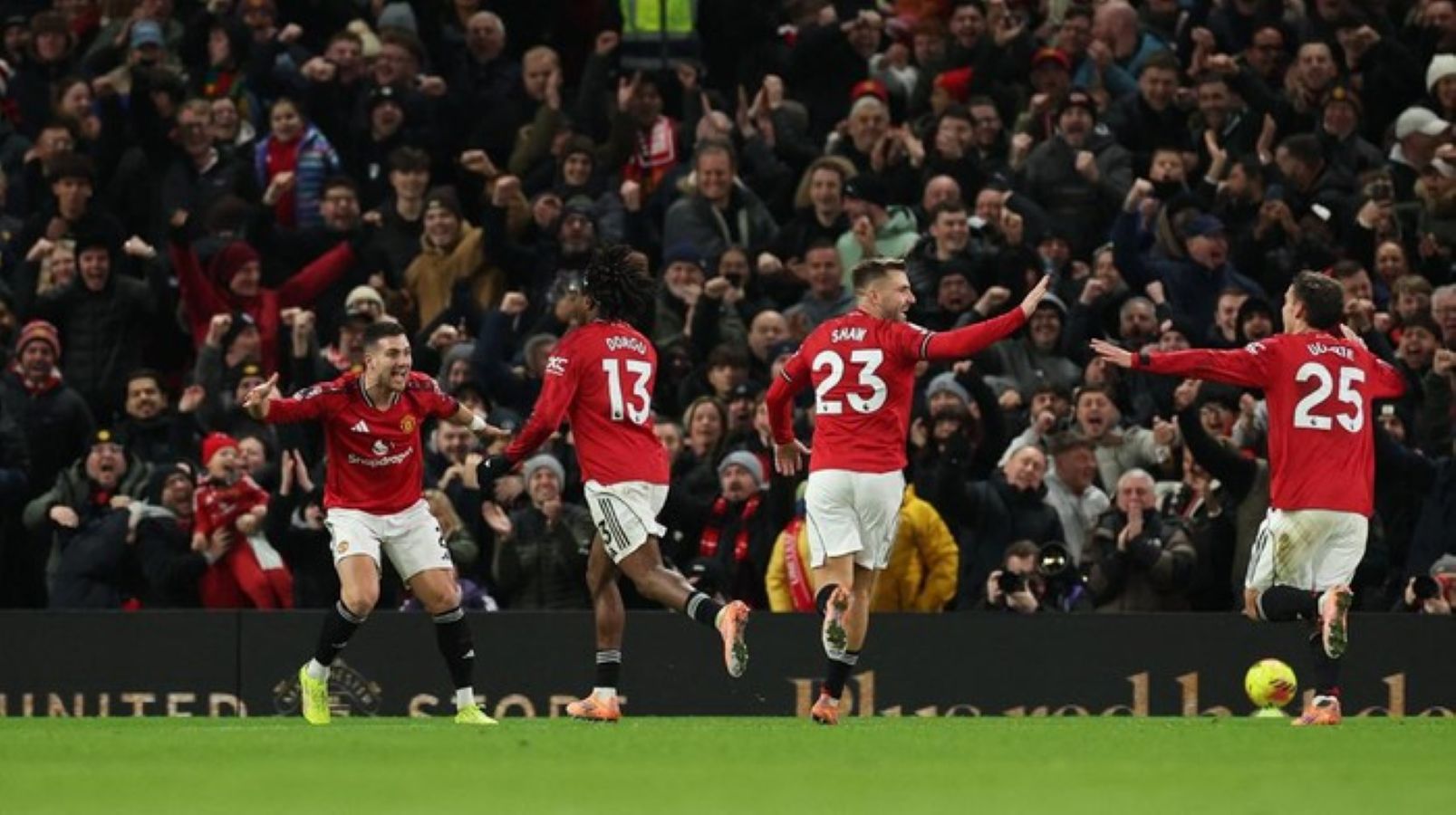 Pemain MU merayakan gol Dorgu.
