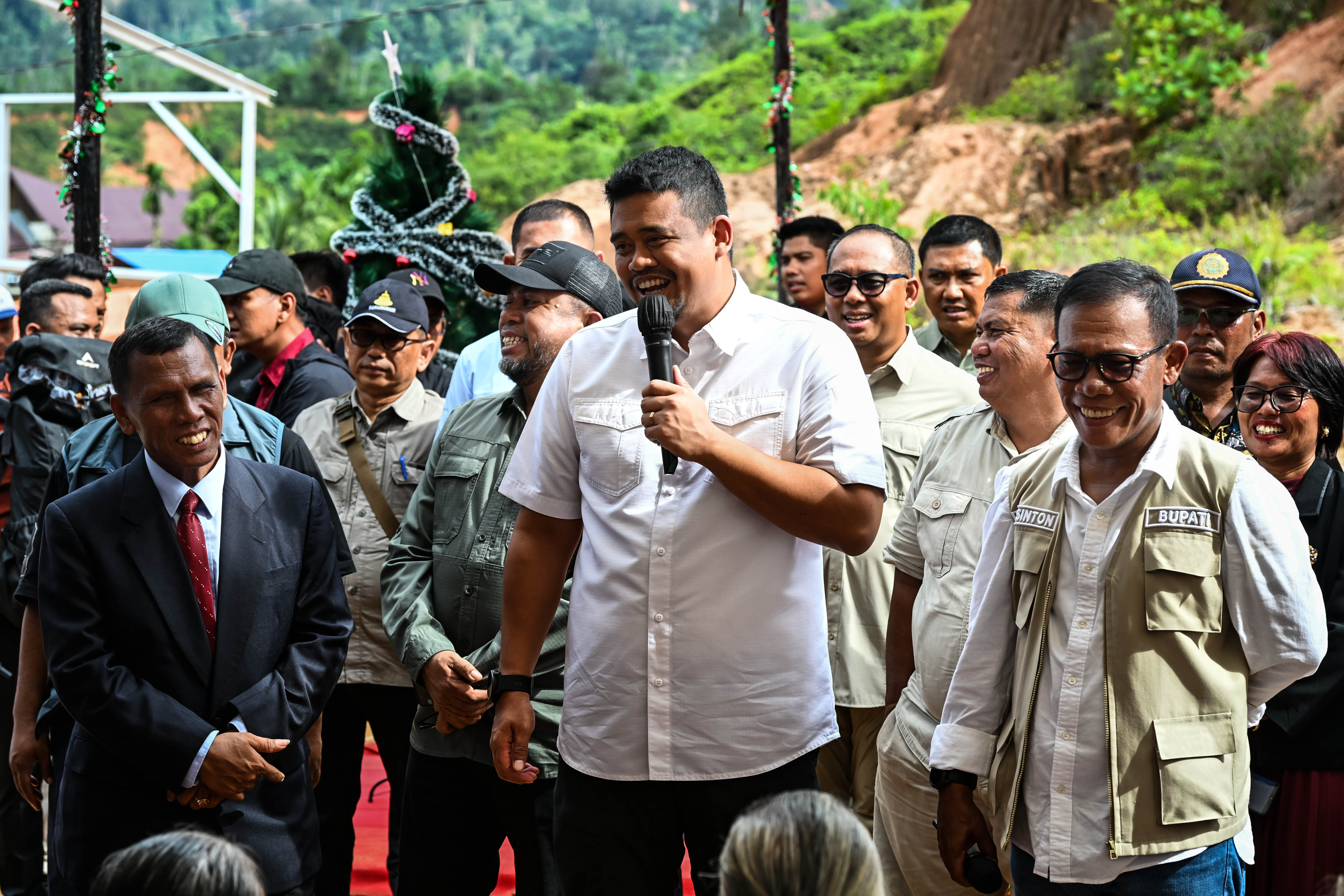 Gubernur Sumatera Utara Bobby Afif Nasution bersama Bupati Tapanuli Tengah Masinton Pasaribu berdialog dengan pengungsi banjir dan longsor di Posko Hutanabolon, Kecamatan Tukka, Jumat (26/12/2025).