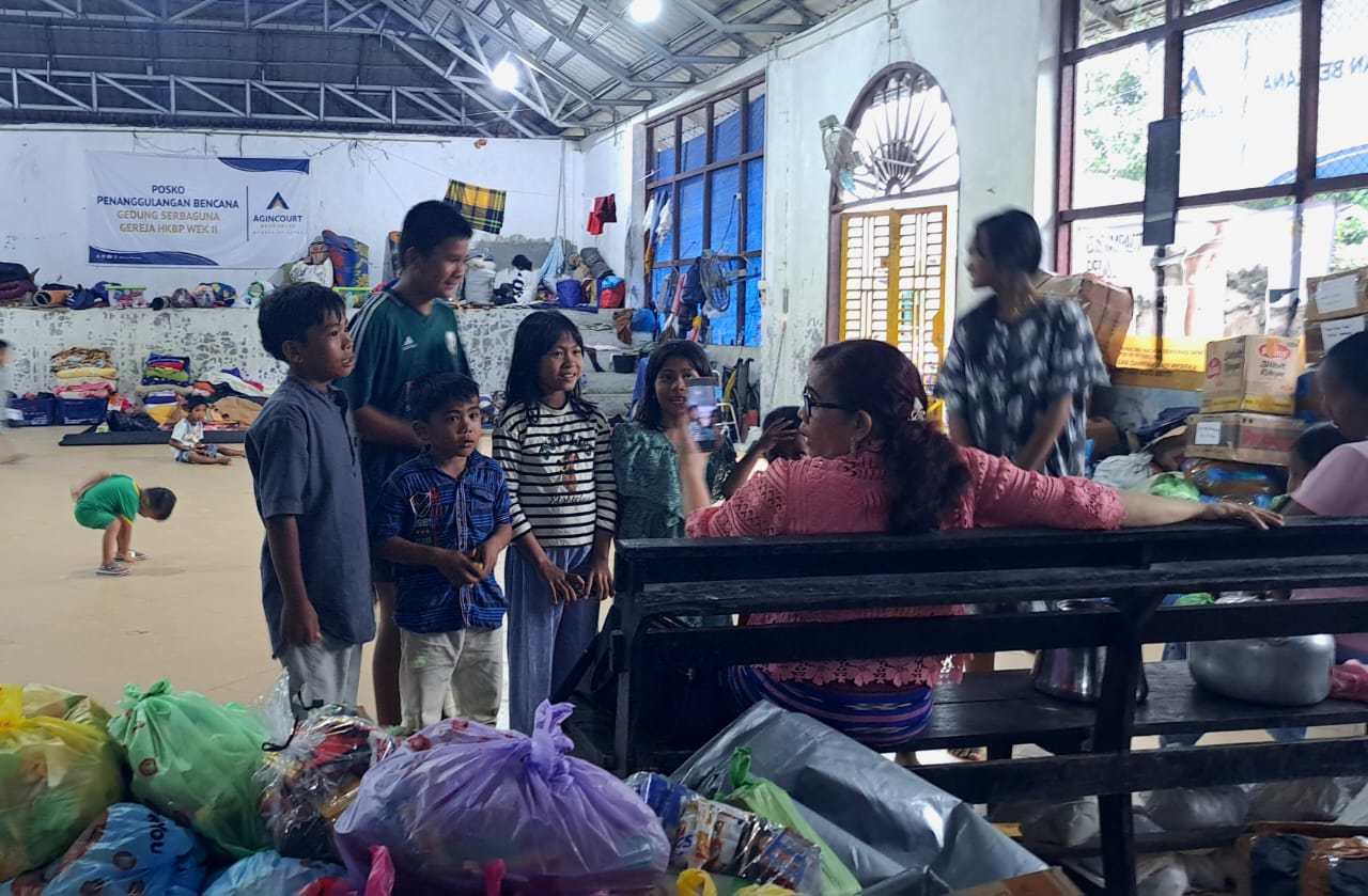 Penyintas banjir bandang Sungai Garoga mengikuti ibadah Natal singkat di HKBP Huta Godang sebelum kembali ke posko pengungsian di Batangtoru.